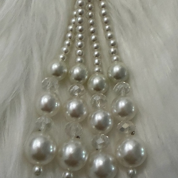 Elegant Pearl Necklace - Picture 5 of 6